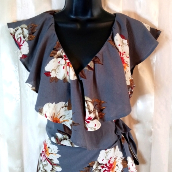 PRETTY WRAP DRESS - Picture 2 of 4